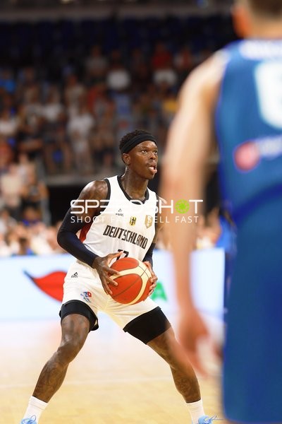 Spieler mit Ball auf Court