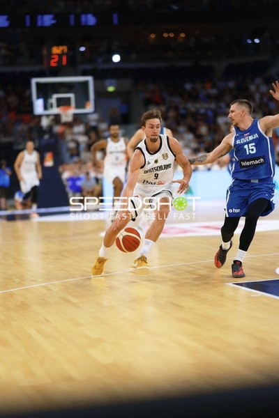 Zweikampf zwischen Gregor Hrovat (15; Slowenien) und Franz Wagner (9; Deutschland)