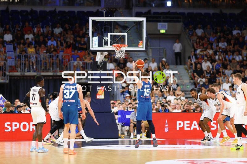 Spieler kämpfen um Ball