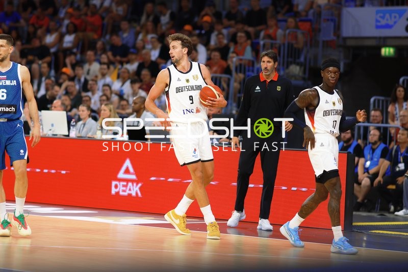 Franz Wagner (9; Deutschland) dribbelt mit Ball