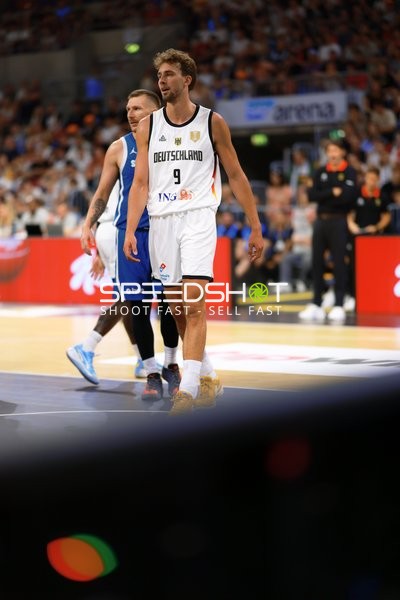  verteidigt auf dem Court