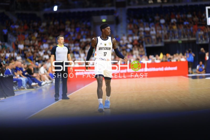 Dennis Schröder (17; Deutschland) auf dem Court