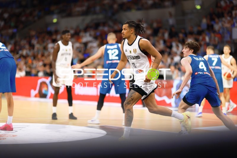 Nelson Weidemann (11; Deutschland) dribbelt auf dem Court