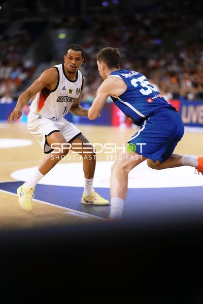 Zweikampf Nelson Weidemann (11; Deutschland) gegen 