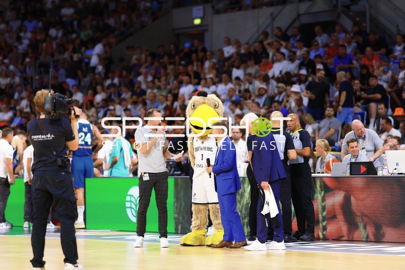 Offizielle Zeremonie mit Maskottchen