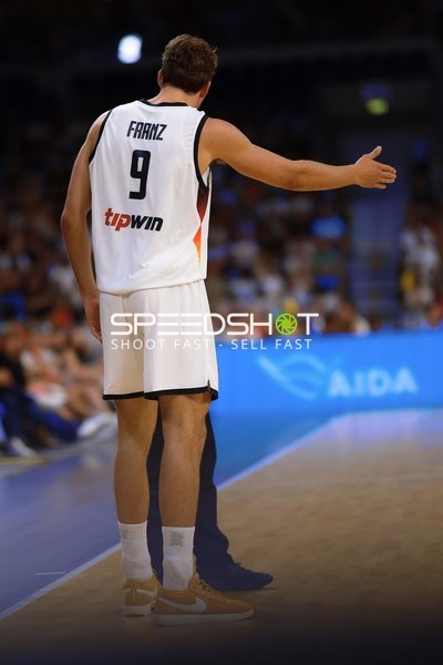 Franz Wagner (9; Deutschland) verteidigt