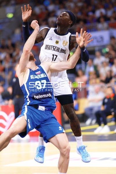 Zweikampf Dennis Schröder (17; Deutschland) und Leon Stergar (37; Slowenien)