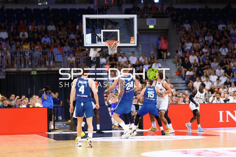 Zweikampf unter dem Korb