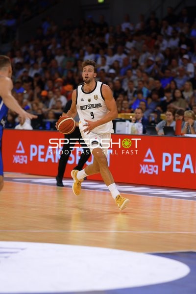 Franz Wagner (9; Deutschland) dribbelt