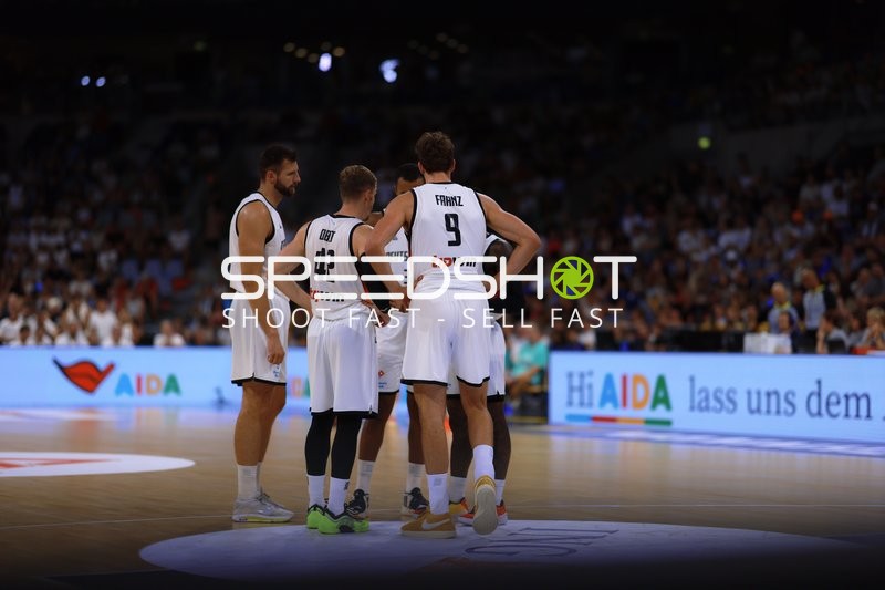 Team-Huddle am Court