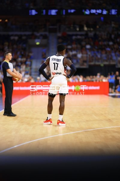Dennis Schröder (17; Deutschland) in Position