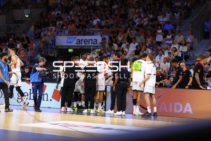 Mannschaft sammelt sich am Court