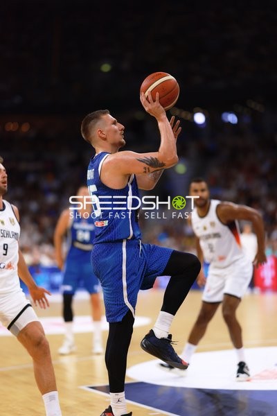 Gregor Hrovat (15; Slowenien) dribbelt am Court