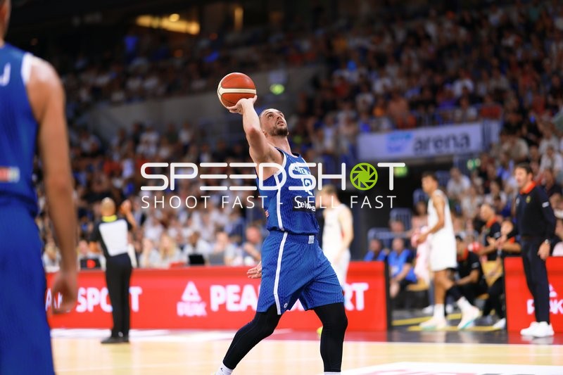 Rok Radović (12; Slowenien) wirft auf Korb