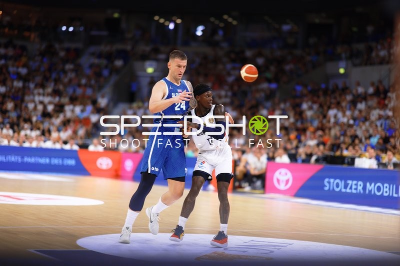 Alen Omić (24; Slowenien) und Dennis Schröder (17; Deutschland) im Duell