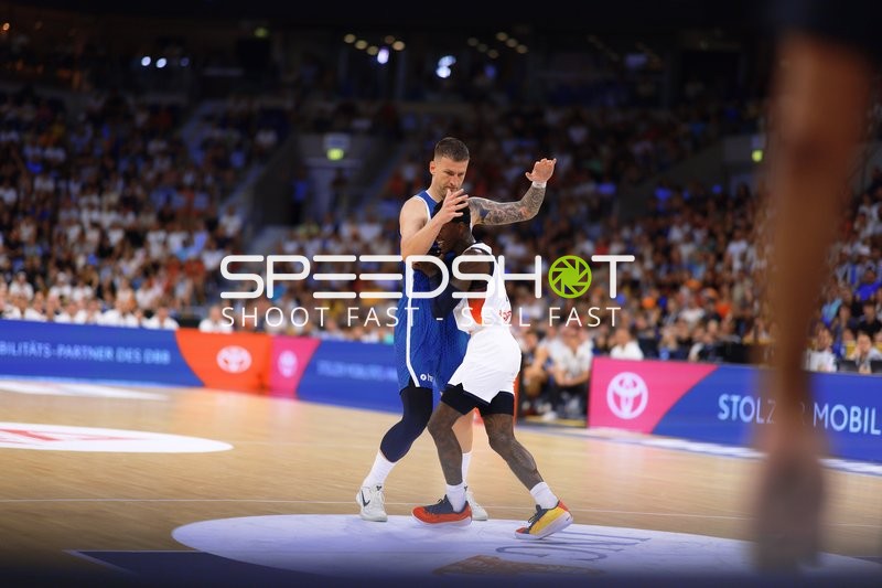 Zweikampf Alen Omić (24; Slowenien) und Tristan da Silva (5; Deutschland)