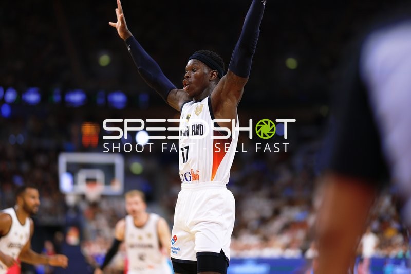 Dennis Schröder (17; Deutschland) verteidigt aktiv