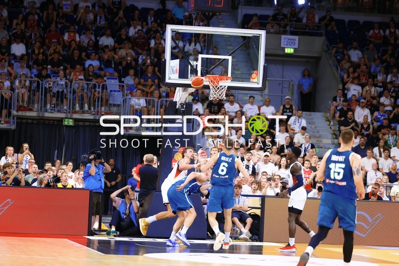 Kampf um den Ball am Korb