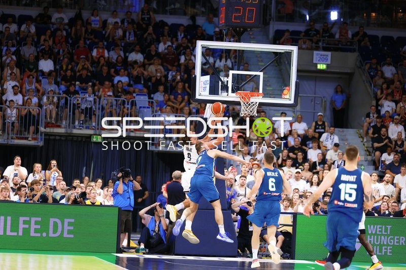 Franz Wagner (9; Deutschland) gegen Klemen Prepelič (7; Slowenien) am Korb