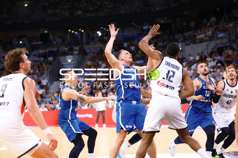 Zweikampf unter dem Korb