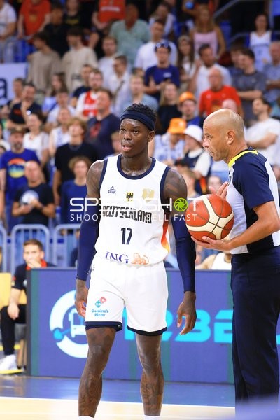 Dennis Schröder (17; Deutschland) im Dialog mit Schiedsrichter