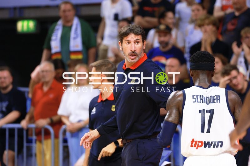 Dennis Schröder (17; Deutschland) und Trainer am Court