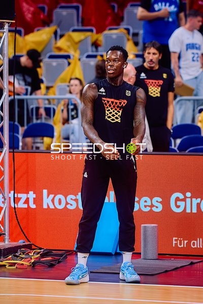 Dennis Schröder (17; Deutschland) beim Aufwärmen