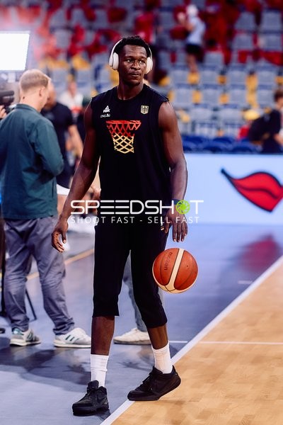 Isaac Bonga (0; Deutschland) beim Aufwärmen