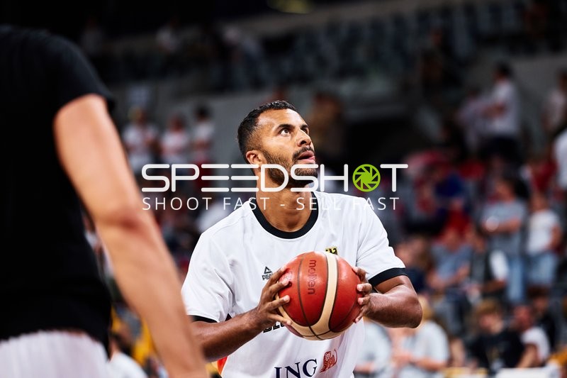 Isaac Bonga (0; Deutschland) beim Wurfversuch