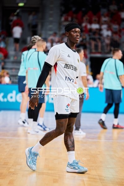 Dennis Schröder (17; Deutschland) auf dem Court
