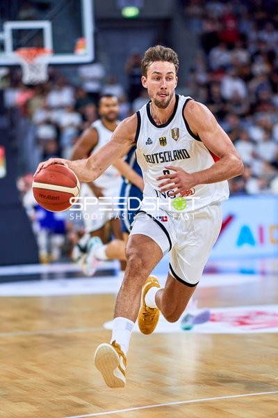 Franz Wagner (9; Deutschland) dribbelt auf Court