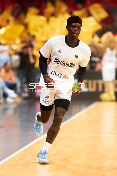 Dennis Schröder (17; Deutschland) auf dem Court
