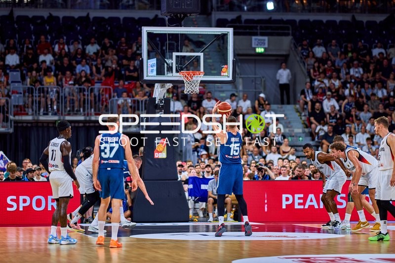 Freiwurf-Szene mit mehreren Spielern