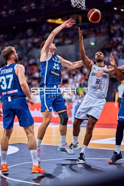 Zweikampf unter dem Korb