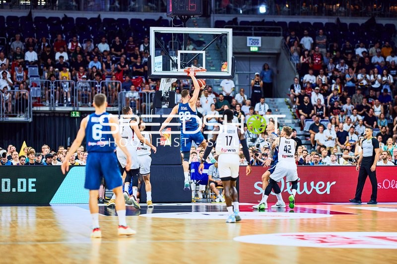 Luka Ščuka (23; Slowenien) mit Dunk am Korb