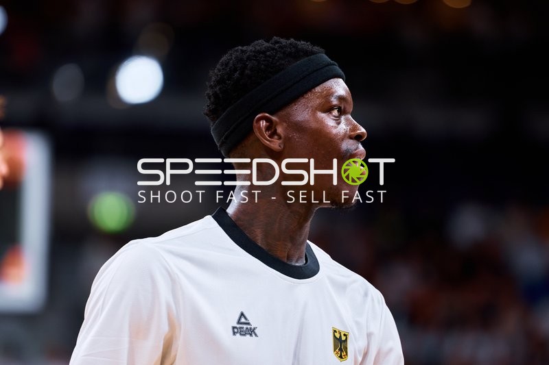 Dennis Schröder (17; Deutschland) auf dem Court