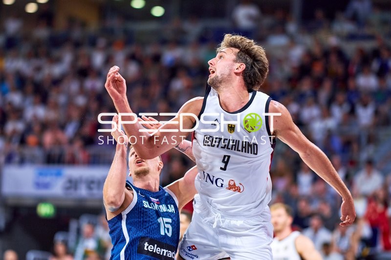 Zweikampf: Franz Wagner (9; Deutschland) vs Gregor Hrovat (15; Slowenien)