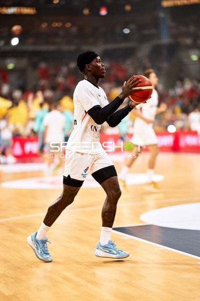 Dennis Schröder (17; Deutschland) dribbelt Ball