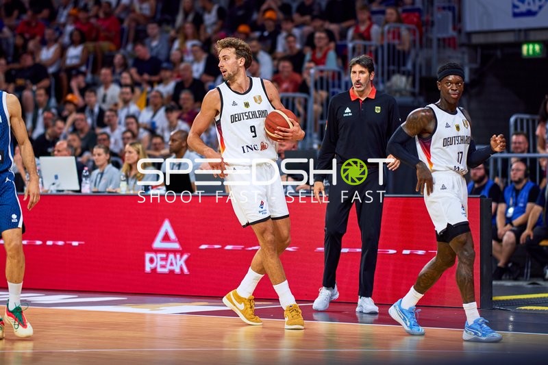 Franz Wagner (9; Deutschland) dribbelt, Dennis Schröder (17; Deutschland) läuft