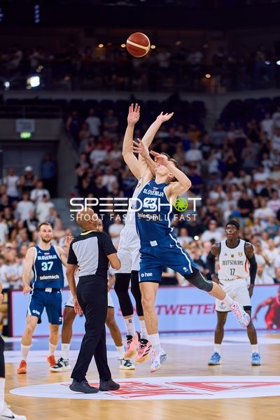 Sprungball Dennis Schröder (17; Deutschland) vs 