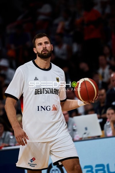 Leon Kratzer (34; Deutschland) dribbelt Ball