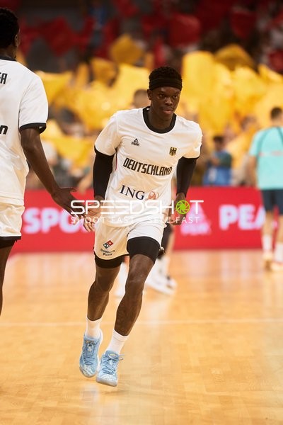 Dennis Schröder (17; Deutschland) auf dem Court