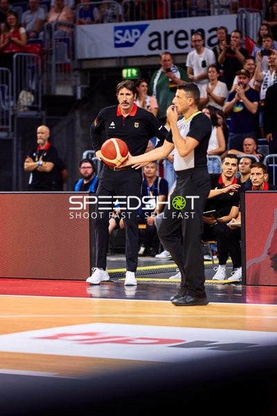 Coach Álex Mumbrú (Trainer; Deutschland) am Spielfeldrand