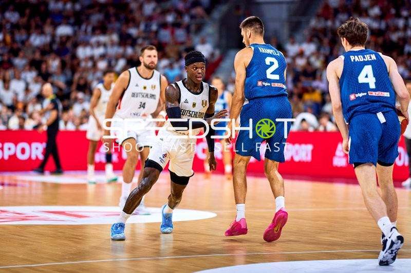 Dennis Schröder (17; Deutschland) im Duell mit 2; Slowenien