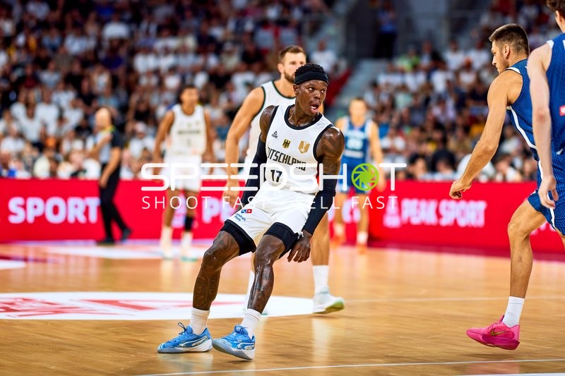 Dennis Schröder (17; Deutschland) dribbelt auf Court