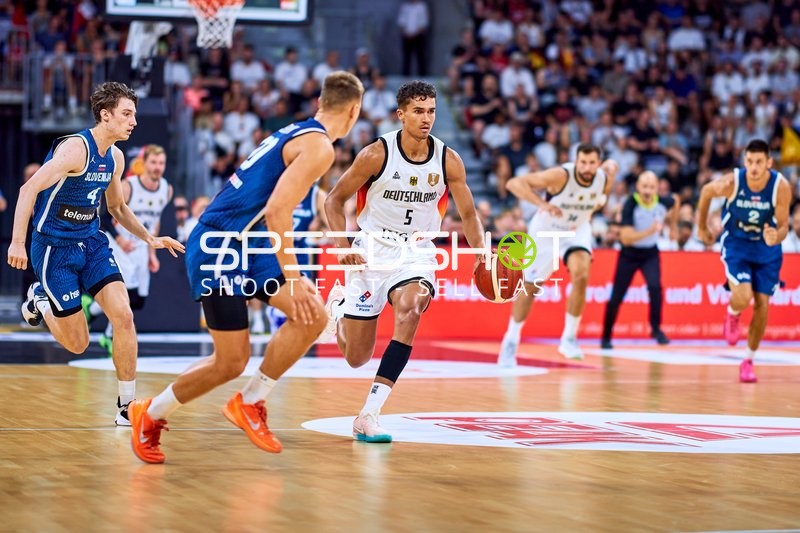 Tristan da Silva (5; Deutschland) im Zweikampf mit Mark Padjen (4; Slowenien)