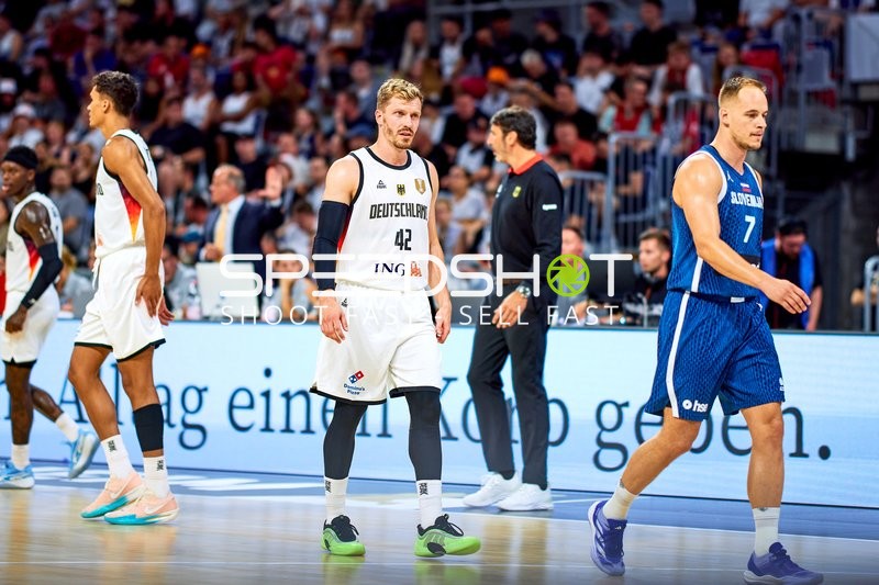 Andreas Obst (42; Deutschland) und Klemen Prepelič (7; Slowenien) auf dem Court