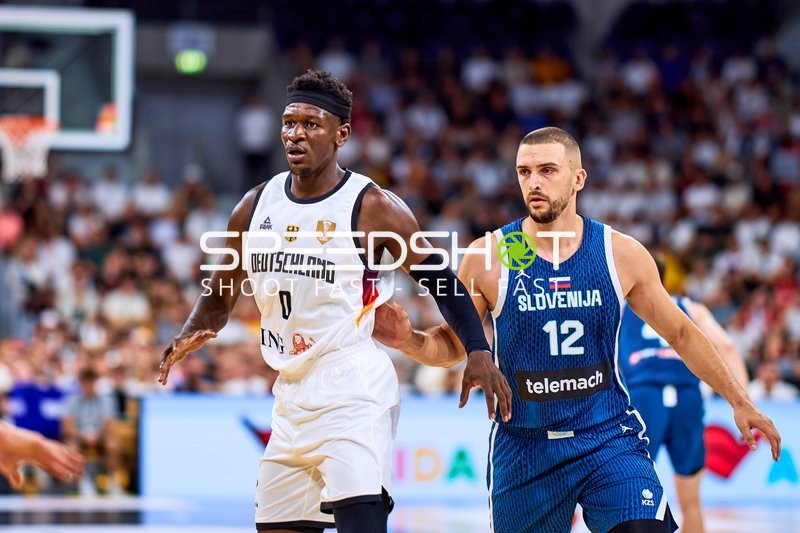 Isaac Bonga (0; Deutschland) und Rok Radović (12; Slowenien) im Duell