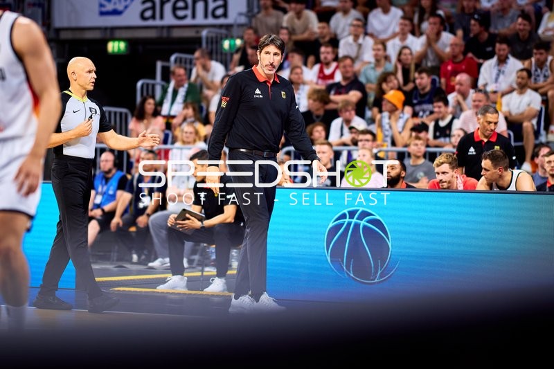 Coach Álex Mumbrú (Trainer; Deutschland) an der Seitenlinie