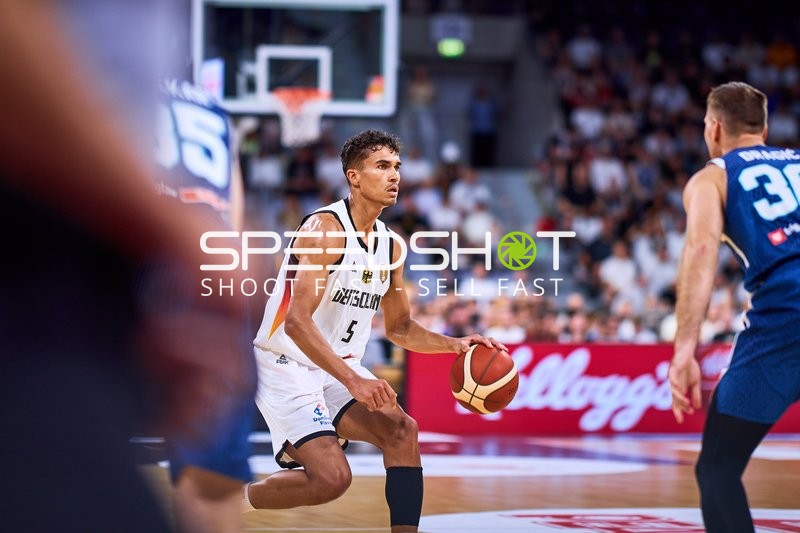 Tristan da Silva (5; Deutschland) dribbelt auf dem Court